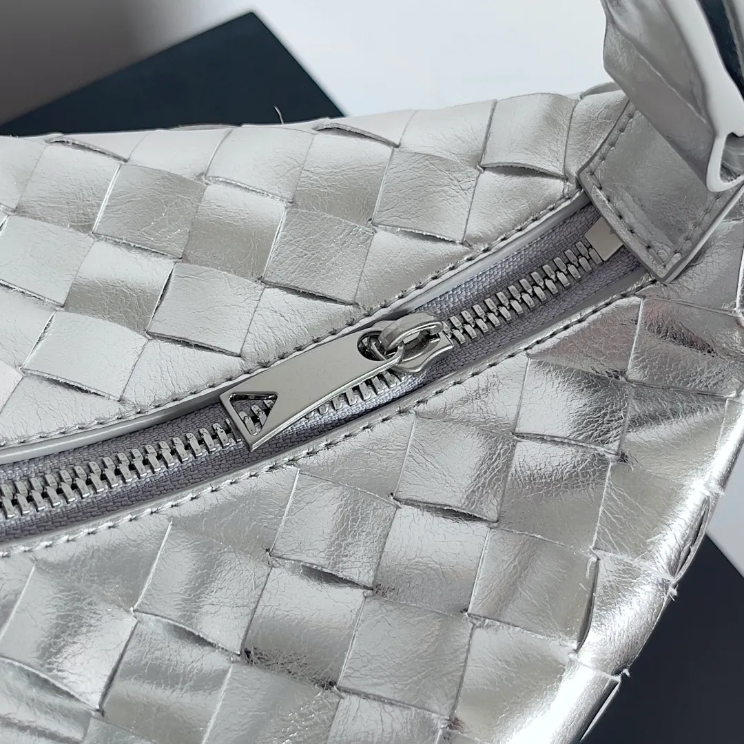 Batch 1360 It is predicted that BV Bottega’s lunch bag will be popular again this year. The entire bag is made of top nappa lambskin, which is very soft and lightweight. It also uses the intrecciato weaving process that the two founders spent several months developing from the beginning of the brand. It is completely hand-woven by Italian craftsmen. It perfectly reflects the craftsmanship of Bottega. The entire bag shape is also a very practical and popular lunch box bag type. The slightly curved arc of the bag mouth can also better fit our wrists. Style number: 754443 Size: 22*13*9